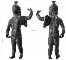 STE-4274 - Statuette : Eros - AmourbronzeAmour, sous la forme d'un jeune enfant nu, ailé, levant le bras gauche et tenant un autre objet dans la main droite, qui pend le long du corps.