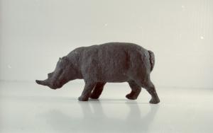 STE-4551 - Statuette zoomorphe : rhinocérosbronzeStatuette en ronde-bosse, figurant un rhinocéros.