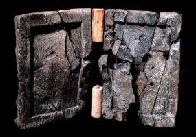 TBT-7002 - Tablette à écrireboisTablettes constituées de planchettes creusées  sur une face pour recevoir une couche de cire, et montées en diptyque à l'aide de charnières tubulaires.