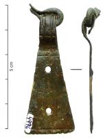 AGH-4015 - Agrafe de harnaisbronzePartie inférieure en forme de triangle moulurée et perforée.