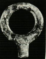 AJG-4042 - Anneau de jougbronzeAnneau circulaire prolongé par un axer vertical.