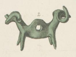 AML-2007 - Pendant à double protome de bovidébronzeTPQ : -800 - TAQ : -500Pendant zoomorphe constitué de deux protomes de bovidés à longues cornes repliées vers l'avant ; le reste du corps est très schématisé ; entre les deux protomes, anneau de suspension vertical.