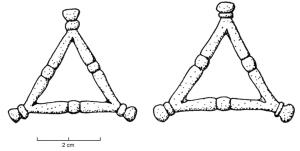 AML-3004 - Amulette triangulairebronzeAmulette composée d'un cadre triangulaire (pouvant comporter des moulures transversales à mi-longueur) boutons moulurés aux angles.
