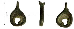 AML-3037 - AmulettebronzeAmulette en forme d'anneau dont la bélière est peut-être elle-même un autre anneau plus petit. 