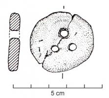 AML-3041 - Amulette à triple perforationterre cuiteDisque taillé dans l'os crânien ; contour approximativement circulaire, avec trois perforations disposées en triangle.