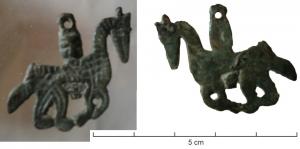 AML-5001 - Amulette en forme de cavalierbronzeAmulette plate, découpée et ornée de profondes incisions: elle figure un cheval avec son cavalier, dont la tête est surmontée d'un enneau de suspension.