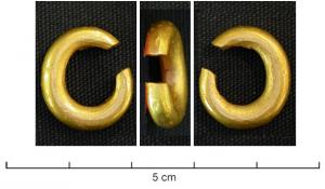 ANO-1040 - Anneau de type penannular-ring, pleinorAnneau ouvert, de section ronde massive; variété entièrement lisse.