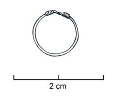 ANO-4027 - Anneau à extrémités nouéesorAnneau filiforme, constituée d'un simple fil torsadé sur lui-même, les extrémités effilées sont enroulées sur le jonc.
