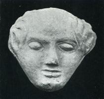 ANT-4008 - Antéfixe : Tête de Silèneterre cuiteAntéfixe moulée, ornée en façade d'une tête de Silène, chauve, sans palmette autour.