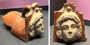 ANT-4044 - Antéfixe : Attis ou Mithraterre cuiteAntéfixe dont la façade s'orne d'une tête en fort relief, coiffée d'un bonnet phrygien ; anneau de soutien derrière la partie verticale, engobe rouge sauf sur la tête.
