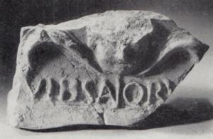 ANT-4047 - Antéfixe, marque VIBSANIORV[---]terre cuiteTPQ : 1 - TAQ : 200Antéfixe à marque moulée VIBSANIORV[---], sous une tête au centre d'une palmette.