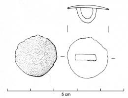 APH-3001 - Applique de harnais : disquebronzeTPQ : -120 - TAQ : -50Bouton circulaire, tête lisse ; au revers bélière plate formant une boucle en arc de cercle.