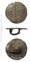 APH-3002 - Applique de harnais ; disquebronzeTPQ : -120 - TAQ : -50Bouton circulaire, tête à décor incisé, souvent en croix, et cercles incisés ; au revers, bélière plate formant une boucle en arc de cercle.