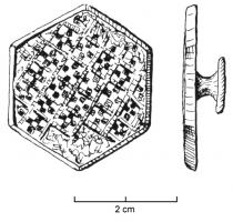 APH-4035 - Applique de harnais émailléebronzeApplique de harnais émaillée, de forme hexagonale, creusée d'une seule loge d'émail pour millefiori ; un rivet de fixation au revers.