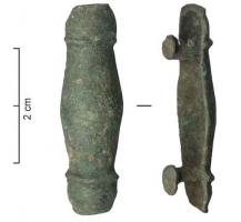 APH-4063 - Applique de harnaisbronzeApplique en forme de bâtonnet au corps renflé au centre (creux en dessous), extrémités en forme de boutons moulurés ; deux rivets de fixation au revers.