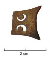 APH-4124 - Applique de harnaisbronzeApplique de harnais rectangulaire, face externe lisse, bords concaves (il peut s'agir des côtés courts, longs ou des 4) ; au revers, deux boutons de fixation pour support en cuir.