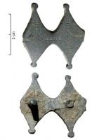 APH-4127 - Applique de harnaisbronzeApplique composée de deux losanges accolés: décor géométrique incisé; deux tenons au revers.