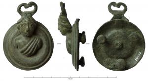 APH-4149 - Phalère de harnais : Isis - LunabronzeApplique circulaire (phalère) composée d'une coupelle creuse, à bordure moulurée, dont émerge un buste féminin surmonté d'une lunule; au revers, trois fixations pour cuir.