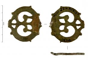 APH-4212 - Applique de harnaisbronzeApplique en forme de pelte à multiples ajours, avec deux grandes perforations et  quatre plus petites.
