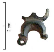 APH-4220 - Applique de harnaisbronzeApplique de harnais symétrique, comprenant deux appendices en forme de lunules, percés de trous pour la fixation, de part et d'autre d'une plaque en forme de peltes ajourées.
