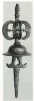 APJ-4001 - Applique de jougbronzeTPQ : 1 - TAQ : 100Applique de joug en forme de lyre, les extrémités recourbées en tête de cheval, posée sur une collerette et un cylindre à bulbe surmontant une forte bélière.