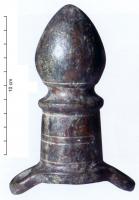 APJ-4019 - Applique de jougbronzeTPQ : 200 - TAQ : 300Applique cylindrique, terminée par un bouton en forme de pomme de pin lisse, avec une base  accostée de deux pattes de fixation en forme de robustes bélières rondes.