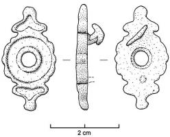 APT-4002 - Applique à tenons en T, type B1abronzeApplique constituée d'un disque central émaillé, percé au centre pour l'articulation d'un anneau retenu par une agrafe ; deux extrémités symétriques en forme de pétales adossés, également émaillés ; au revers, deux rivets de fixation en forme d'ancre, normalement guillochés sur la face externe.