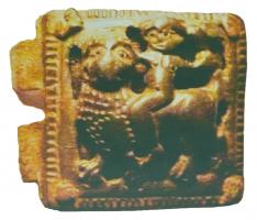 BAC-6006 - Boucle à chape ajourée rivetée : Dionysos sur une panthèrebronzeTPQ : 1200 - TAQ : 1250Boucle à chape rectangulaire, décor en relief (creux derrière) et ajouré, représentant un personnage à califourchon sur un fauve : Dionysos chevauchant sa panthère.