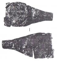 BAG-4360 - Bague inscriteargentBague dont le jonc plat s'élargit pour former un gros chaton circulaire, sur lequel une inscription moulée s'inscrit sur plusieurs lignes, dans une bordure.