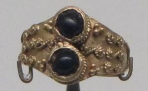 BAG-5063 - Bague or, pierreBague à anneau plat orné d'un décor filigrané et granulé ; deux cabochons sertis bleu foncé. 