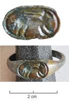 BAG-8010 - Bague à motif animalierbronzeBague dont le jonc, à section en D, s'élargit pour encadrer un chaton limité par un filet, et représentant un animal à droite, peut-être un ovi-capridé (longues cornes rectilignes).