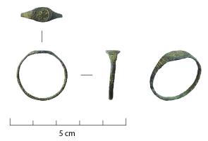 BAG-9032 - BaguebronzeBague à jonc plat, dont le chaton ovale, délimité par des moulures ou des incisions ; porte une croix pattée en relief, inscrite dans un bandeau.
