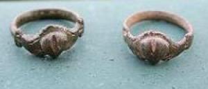 BAG-9036 - Bague de fidélitébronzeBague à chaton gravé en relief, avec deux mains présentant un cœur (