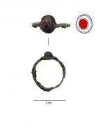 BAG-9130 - Bague à chaton ovale perlé et gemmebronze, pierreAnneau méplat avec un chaton ovale, perlé sur le pourtour, avec, enchâssé dans un cadre ovale, une pierre ou cabochon en gemme.