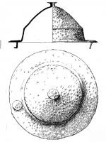 BCE-5001 - Umbo de bouclierferUmbo de bouclier de profil caréné, à base cylindrique ou tronconique, sommet en pain de sucre terminé par un bouton plat;  bordure circulaire percée de 4 à 6 trous pour les clous de fixation.