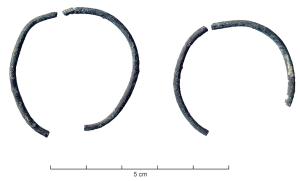 BCO-3030 - Boucle d'oreille filiformebronzeBoucle filiforme très gracile, formant un large anneau ouvert, à extrémités parfois croisées.