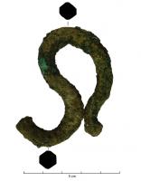 BLC-4042 - Crochet doublebronzeCrochet en forme d'oméga, de section filiforme, présentant une boucle centrale, avec une pointe relevée de chaque côté.