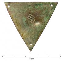 BLC-7001 - Plateau de balance monétairebronzePlateau de balance triangulaire percé de 3 trous de suspension, et portant une marque estampée qui peut généralement être rapprochée d'un type monétaire du XIVème ou du début du XVe siècle.