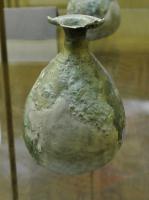BLS-3018 - BalsamairebronzeBalsamaire piriforme, à corps renflé, col étranglé, bord élargi à ressaut; au sommet de la panse, frise perlée.