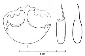 BOF-4005 - Bouterolle de fourreaubronzeBouterolle en forme de pelte au sommet découpé (les deux crosses des extrémités rejoignent le double fleuron central), et percée sur la face externe de deux ajours symétriques en forme de pelte.