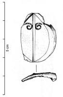 BOF-4009 - Bouterolle de fourreau de spathaosBouterolle taillée dans un os creux, de forme ronde ou ovale, en deux parties emboîtées par une rainure ; façade soulignée par une arête longitudinale et deux volutes (poinçonnées ou ajourées) dans la partie supérieure.