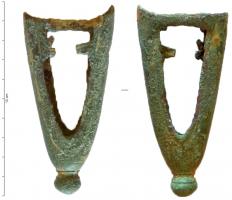 BOF-8001 - Bouterolle de fourreau d'épéebronzeBoutelolle en forme d'ogive ajourée, les deux gouttières réunies par un bouton terminal massif à la base, et par des arceaux ajourés sur les deux faces.