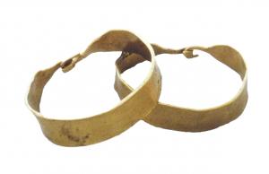 BRC-1182 - Bracelet ouvert rubanéorBracelet rubané ouvert, inorné équipé de deux crochets pour la fermeture. 