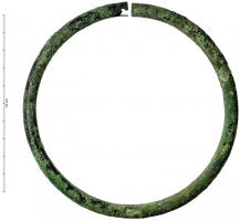 BRC-2030 - Bracelet fermébronzeBracelet creux en bronze, de section circulaire ; décor alterné de 3 lignes longitudinales de cercles oculés (une sur chaque côté et une sur l'extérieur ) et de séries de moulures transversales ; 