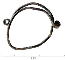 BRC-2125 - Bracelet filiforme à extrémités enrouléesbronzeTPQ : -600 - TAQ : -475Bracelet filiforme ouvert, à jonc lisse ; extrémités aplaties et enroulées sur elles-mêmes.