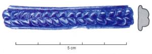 BRC-3583 - Bracelet Geb. 5verreBracelet en verre bleu, de section moulurée (quatre côtes) avec deux registres de gouttes disposées en quinconce entre deux côtes fines et lisses sur les bords.
