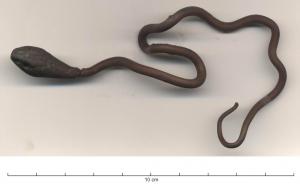 BRC-9008 - Bracelet serpentiformebronzeBracelet dont le corps figure le corps entier d'un serpent, de la tête à la queue qui est effilée; tête réaliste avec la représentation des yeux et des écailles.
