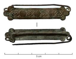 BRH-9001 - BrochebronzeBronche en tôle de bronze ou alliage cuivreux, motifs moulés ou estampés; au revers, simple fil fixé par brasure, formant un ressort et un porte-ardillon.