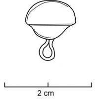 BTN-8003 - Bouton à bélièrecuivreDeux petites calottes en alliage cuivreux sont associées pour former une sphère plus ou moins aplaties. La calotte inférieure est perforée pour accueillir la bélière, en forme de fil recourbé.