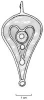 BTS-4042 - Boîte à sceau en forme de gouttebronzeBoîte à sceau en forme de goutte, couvercle plat émaillé : loge en forme de cœur avec cercle central, un point au-dessous (mais pas au-dessus du motif cordiforme) et un autre à la base du motif cordiforme ; bouton terminal avec disque émaillé.